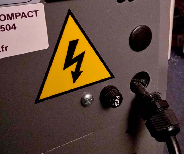Pictogramme danger électrique à coté de l'alimentation d'une machine